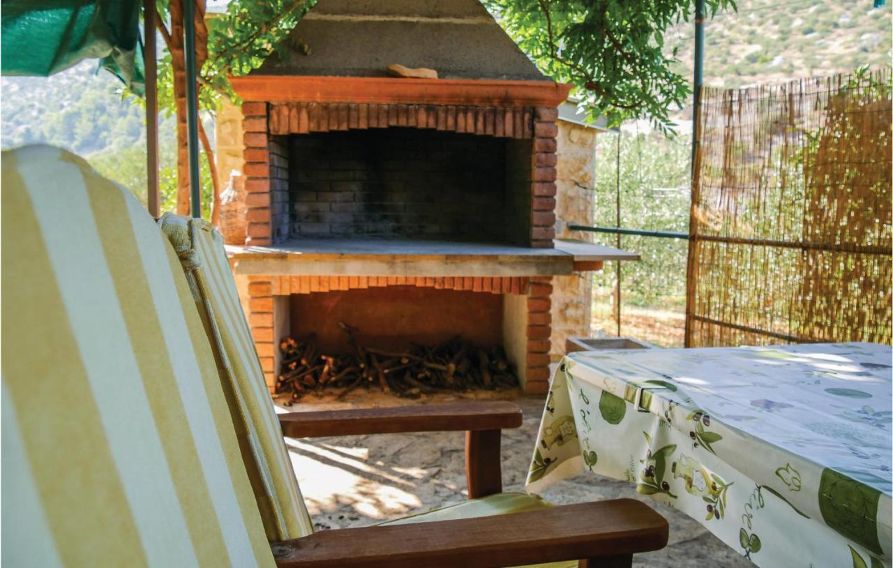 1 Bedroom Awesome Home In Postira Exterior photo